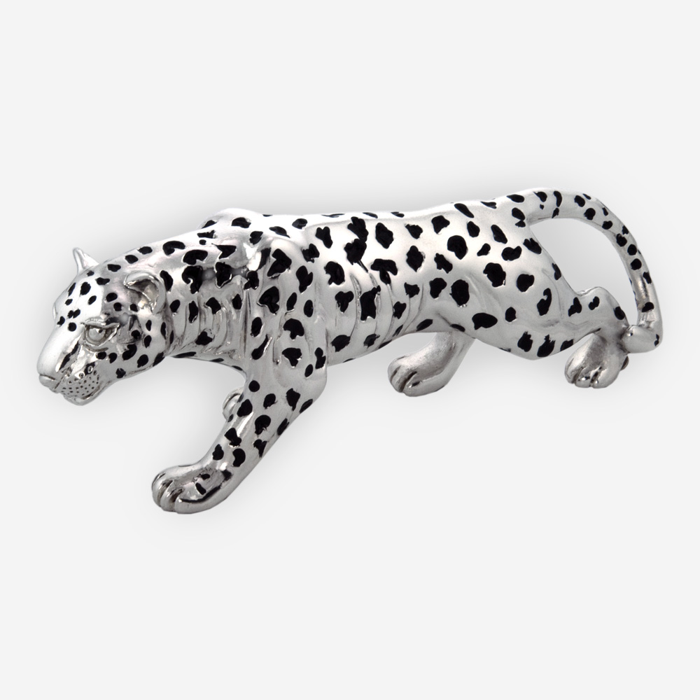 Escultura de leopardo de plata con acabado pulido y manchas oxidadas.