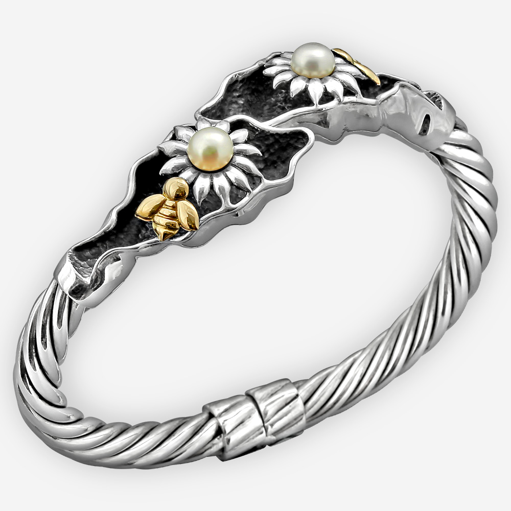 Brazalete de plata con abeja de oro. Tiene pedazos determinados de perlas en las flores y abejas de oro de 14k.