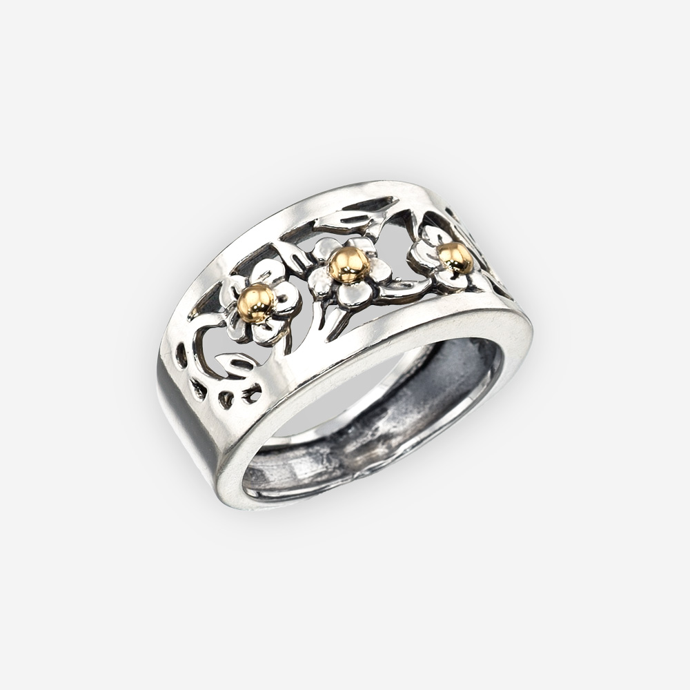 Anillo de plata enrejado con una flor dorada hecha de plata .925 y acentos de oro de 14k.