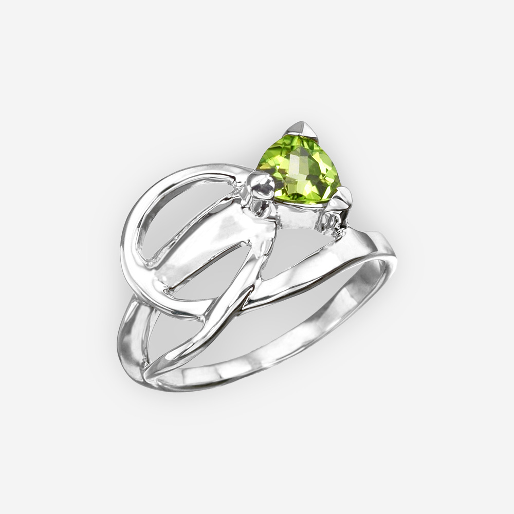 Anillo de plata con un acabado pulido y una piedra de peridoto.