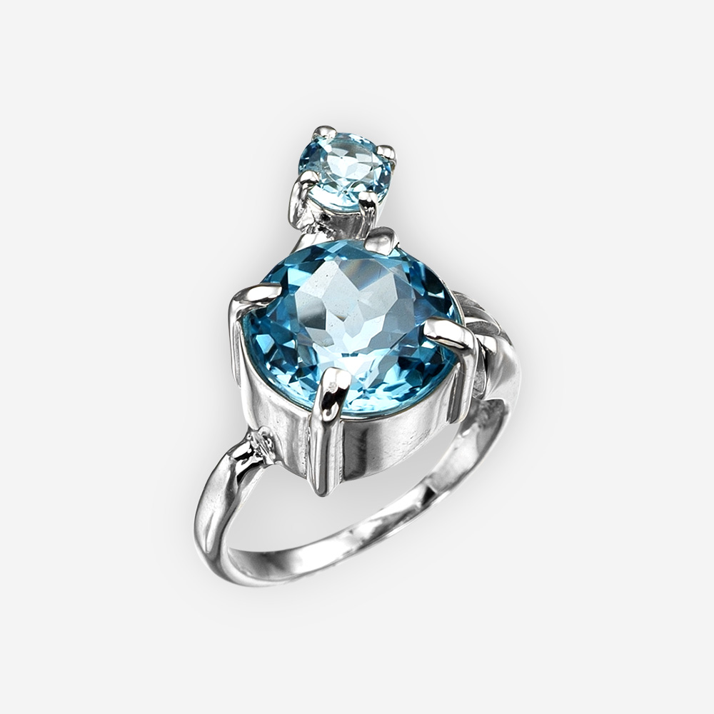 Anillo de plata moderno con topacio azul.