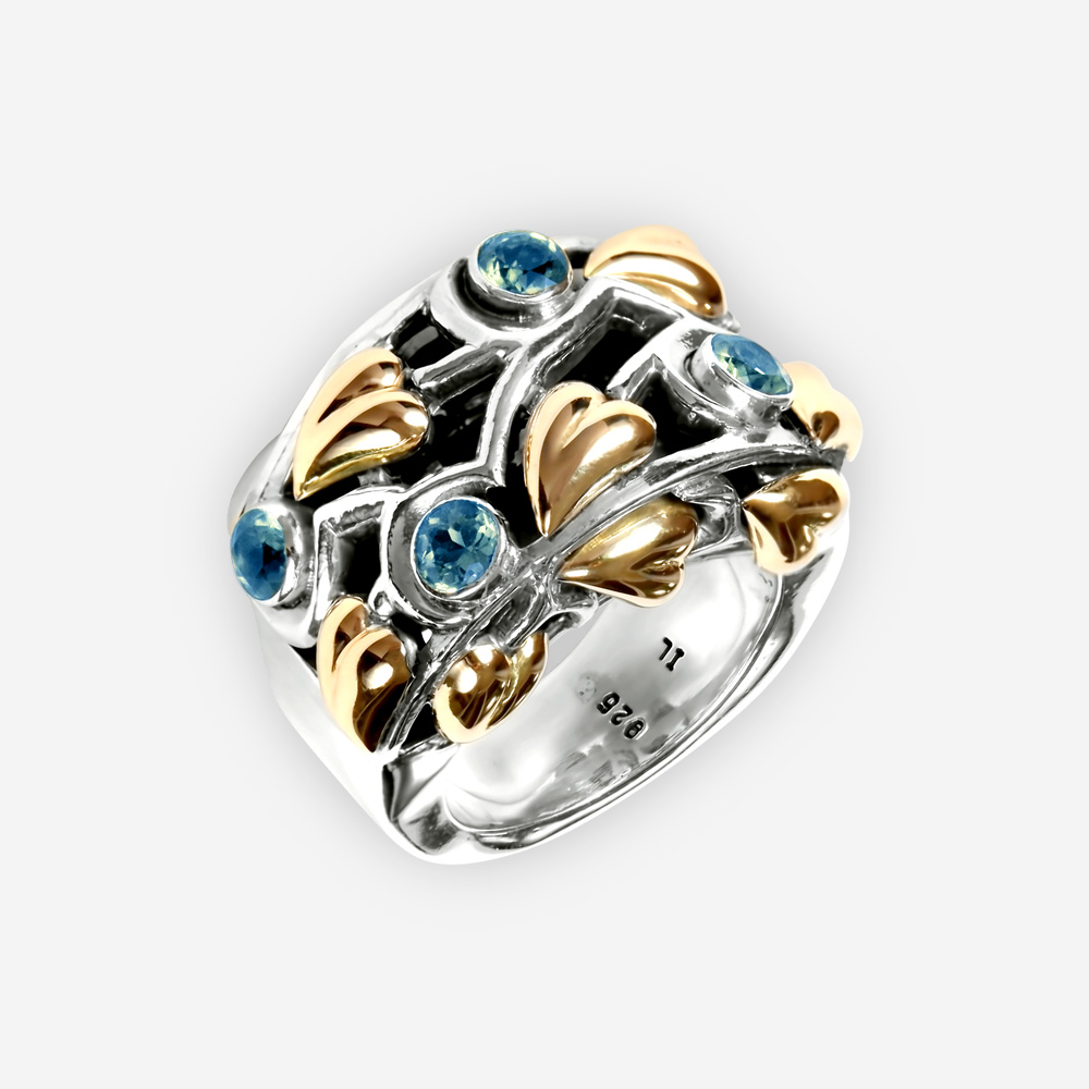 Anillo de plata adornado con topacio azul y acentos de hoja de oro de 14k.