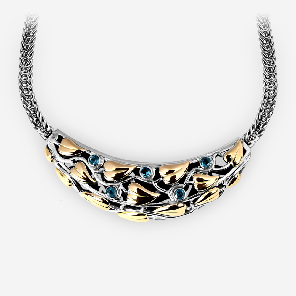 Collar hecho de plata fina adornado con oro de 14k, y gemas azules del topacio.