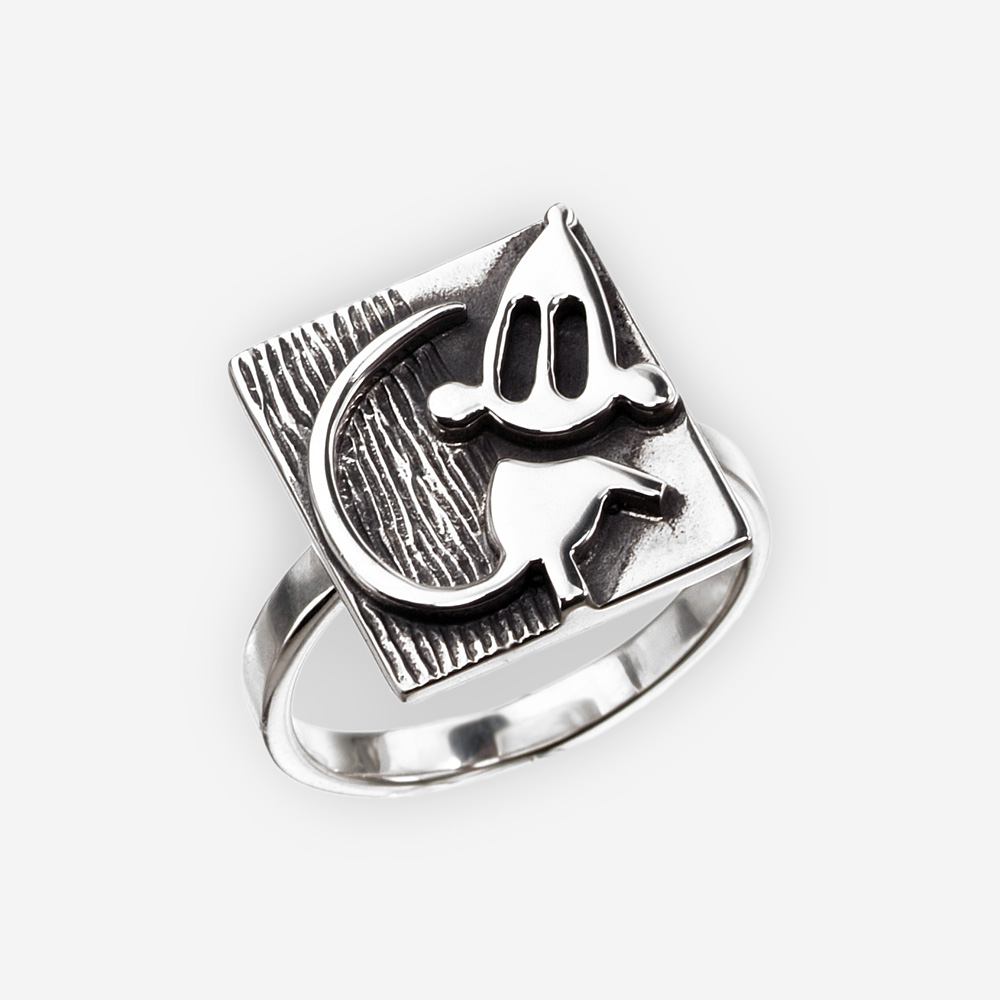 Anillo de plata con un fondo texturizado y figura de ratón.