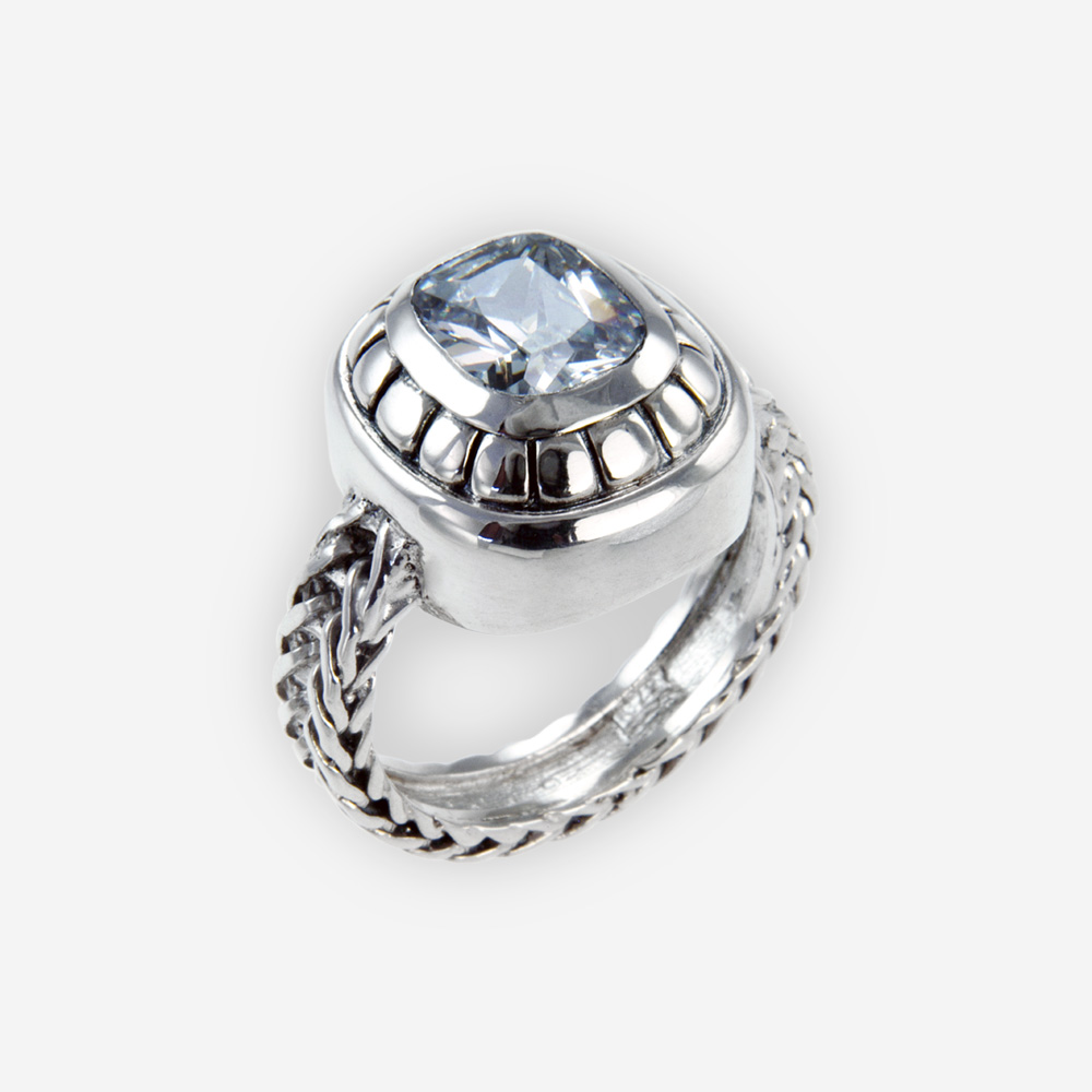 Anillo de plata .925 y zirconia cúbica cushion y con cuerpo de cadena trenzada.