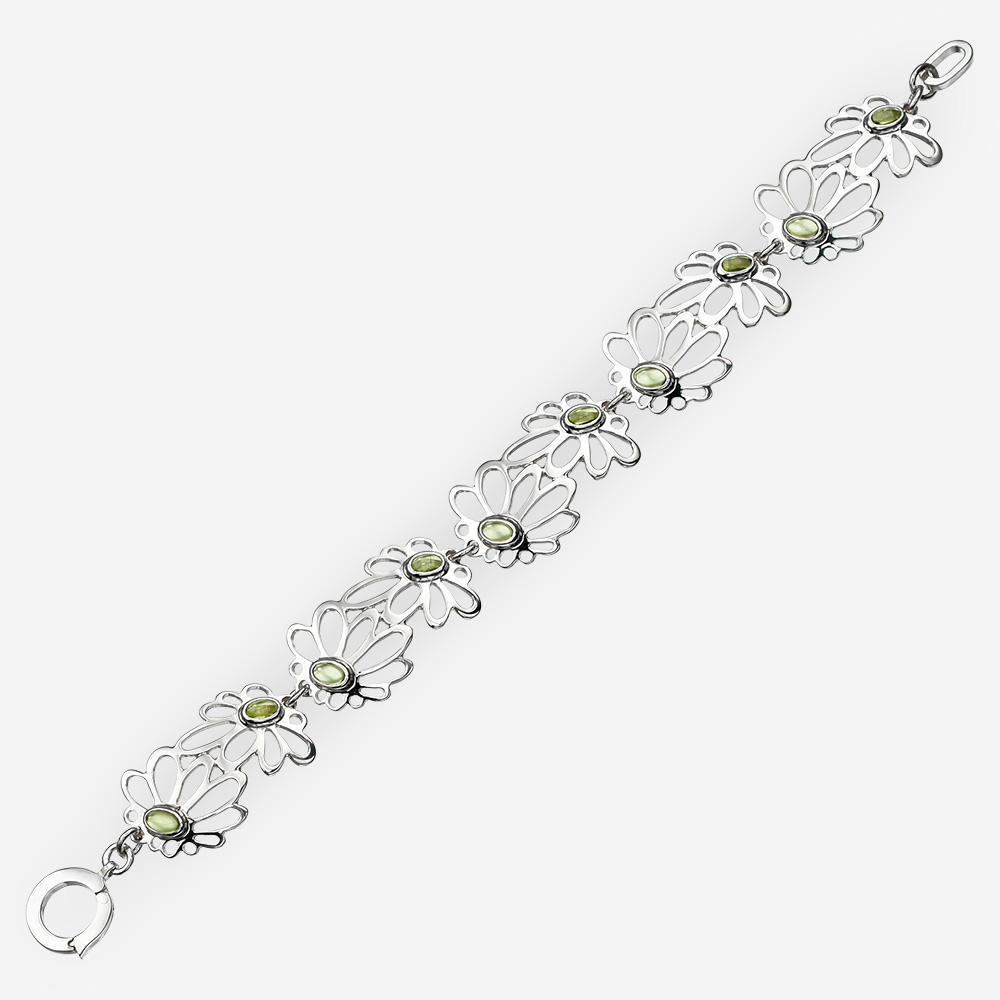 Pulsera de plata en forma de margaritas en cada enlace y joyas de peridoto.