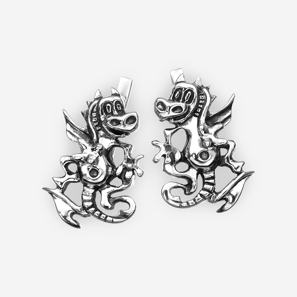 Aretes en forma de dragones hechos de plata fina .925 con cierre de seguridad.