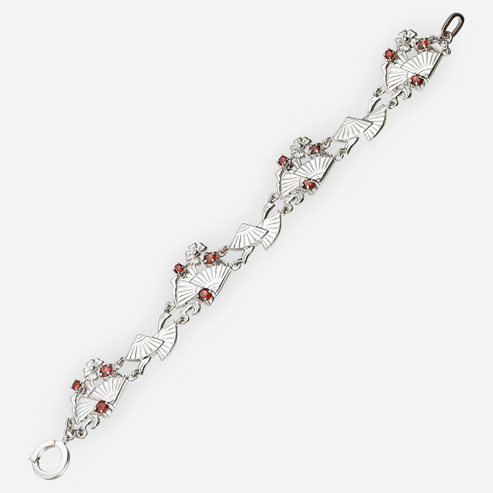 Pulsera de plata en forma de abanicos soldados en cada enlace y detalles de flores con piedras de granate.