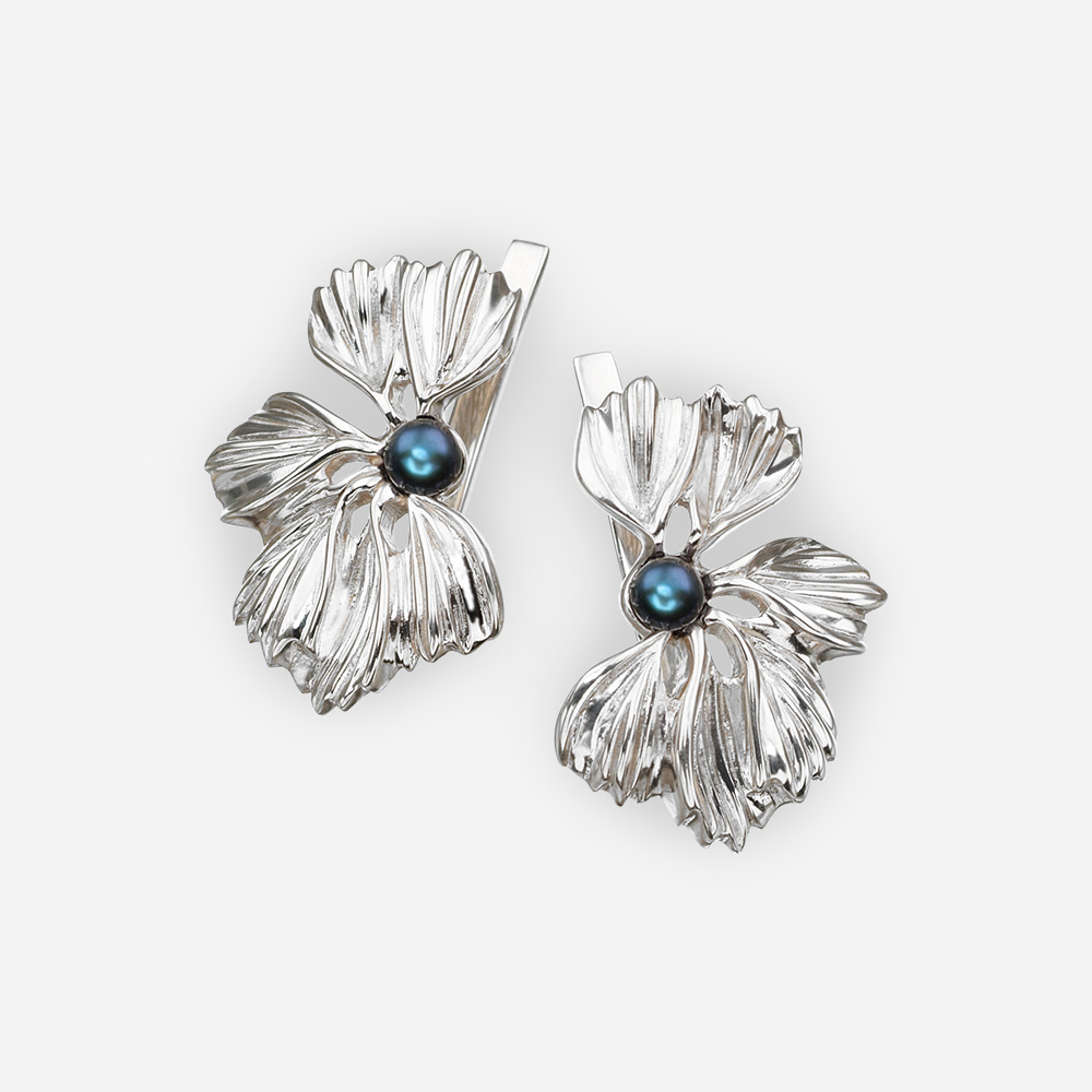 Aretes de plata con diseño de flores y cierre de seguridad.