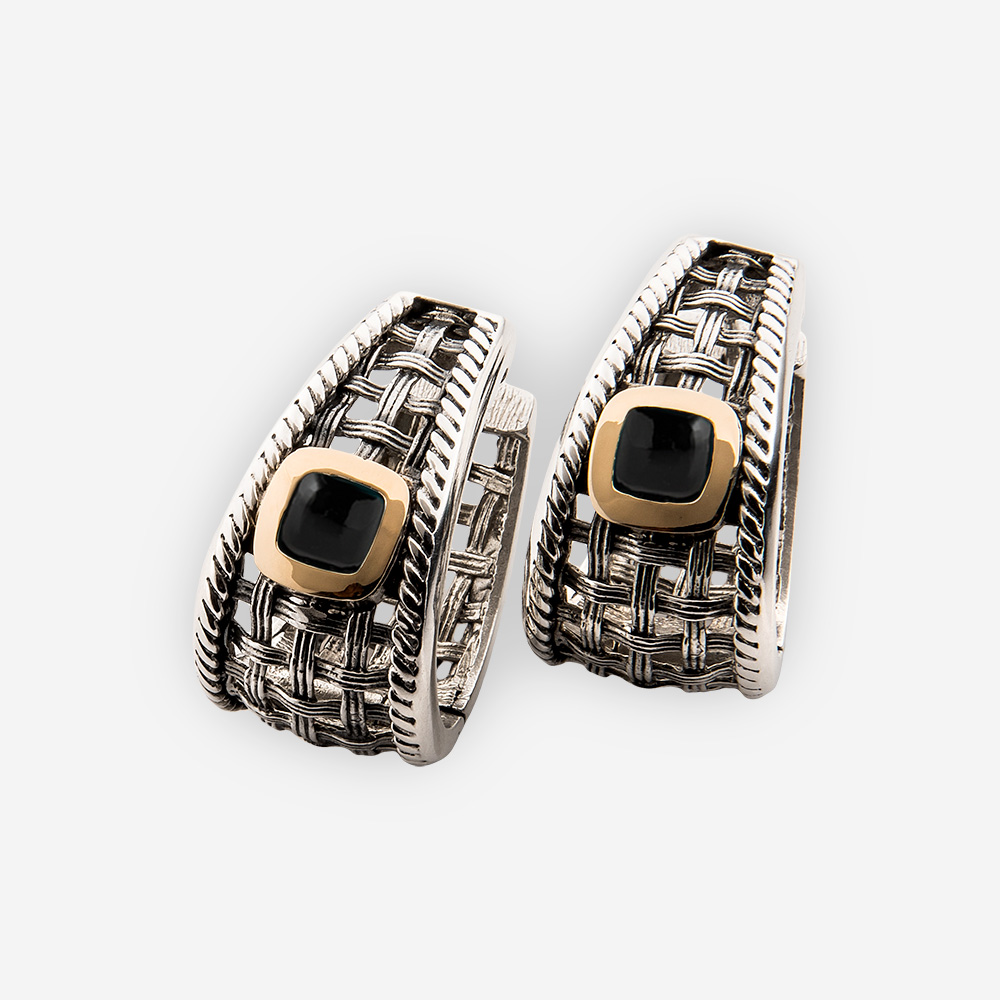 Aretes de plata con diseño enrejado en conjunto de cabujones de onyx dentro biseles de oro de 14k y cierre huggie.