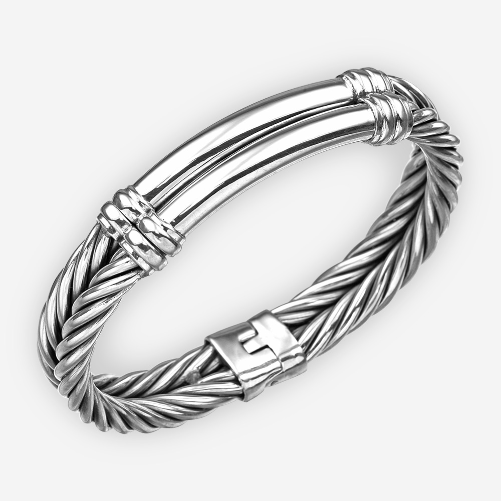 Brazalete de cable trenzado de plata con pieza central de plata lisa y cierre de bisagra.