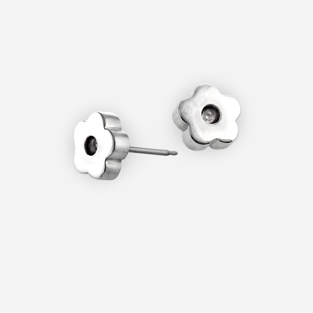 Aretes en forma de pequeñas flores están hechas de plata fina .925.