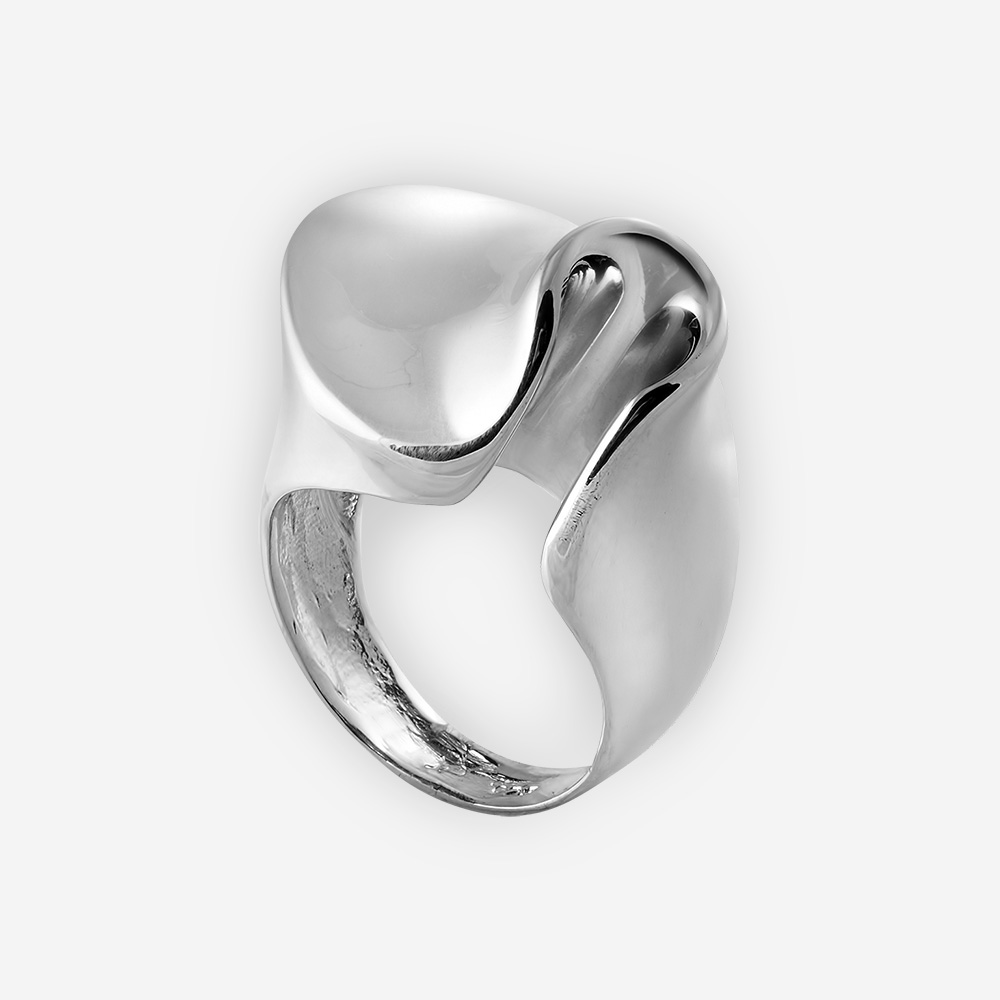 Anillo de plata con diseño abstracto y un alto final pulido.