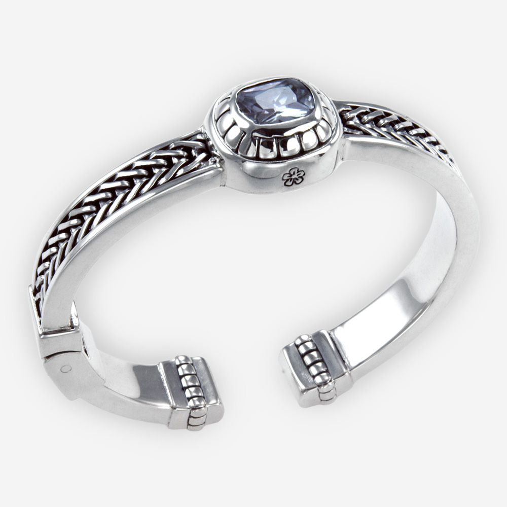 Brazalete confeccionado en plata fina .925 de doble capa, con diseño en forma de trenza y estilizado con circonia cúbica montada en bisel de plata con grabado floral