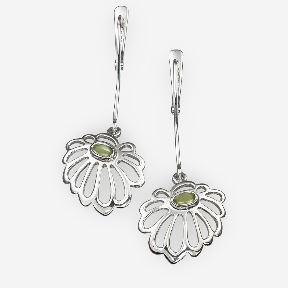 Aretes de plata en forma de flores de la margaritas con peridoto y cierre de seguridad.