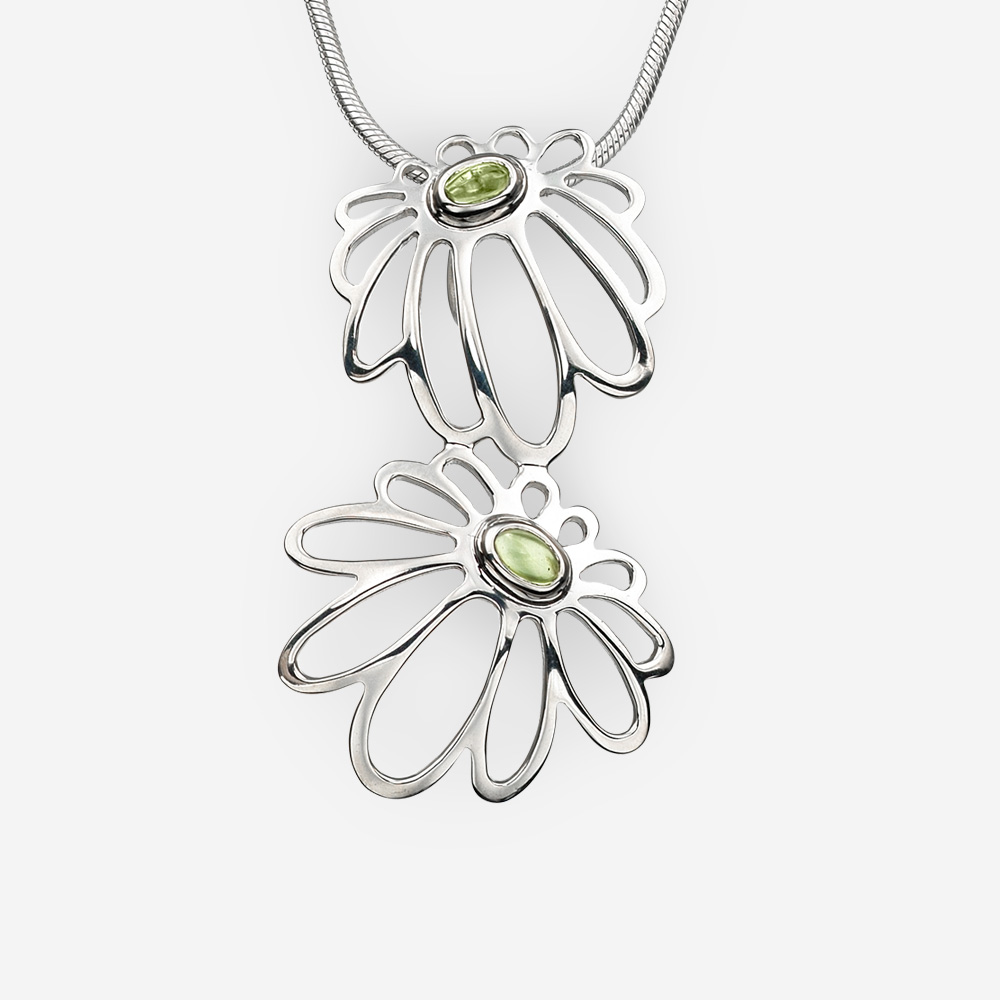 Pendiente de flores de margarita de plata con piedras preciosas de peridoto en bisel de plata.