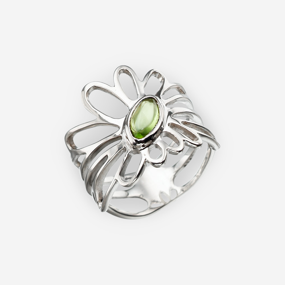 Anillo de margarita de plata con un cabujón peridoto.