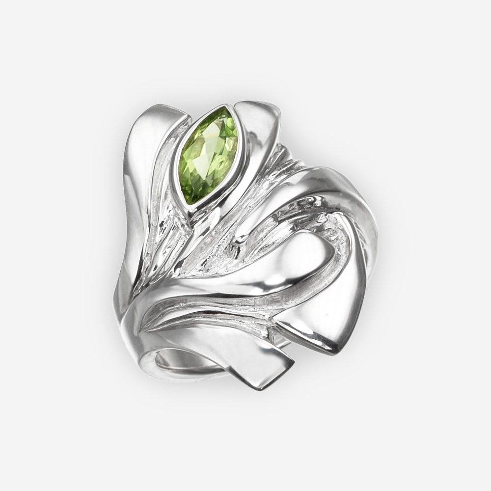 Anillo de ojos de dragón de plata conjunto con una piedra preciosa peridoto.