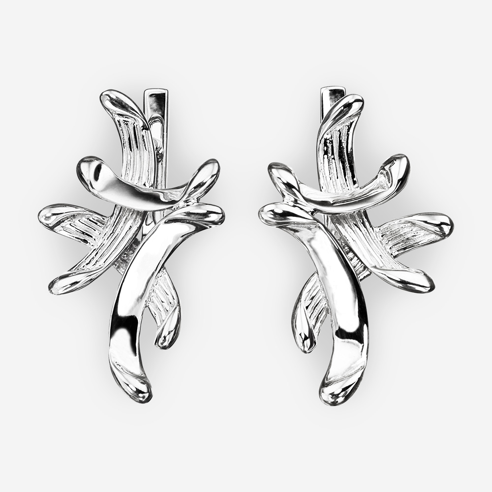 Aretes de plata en diseño de pulma.