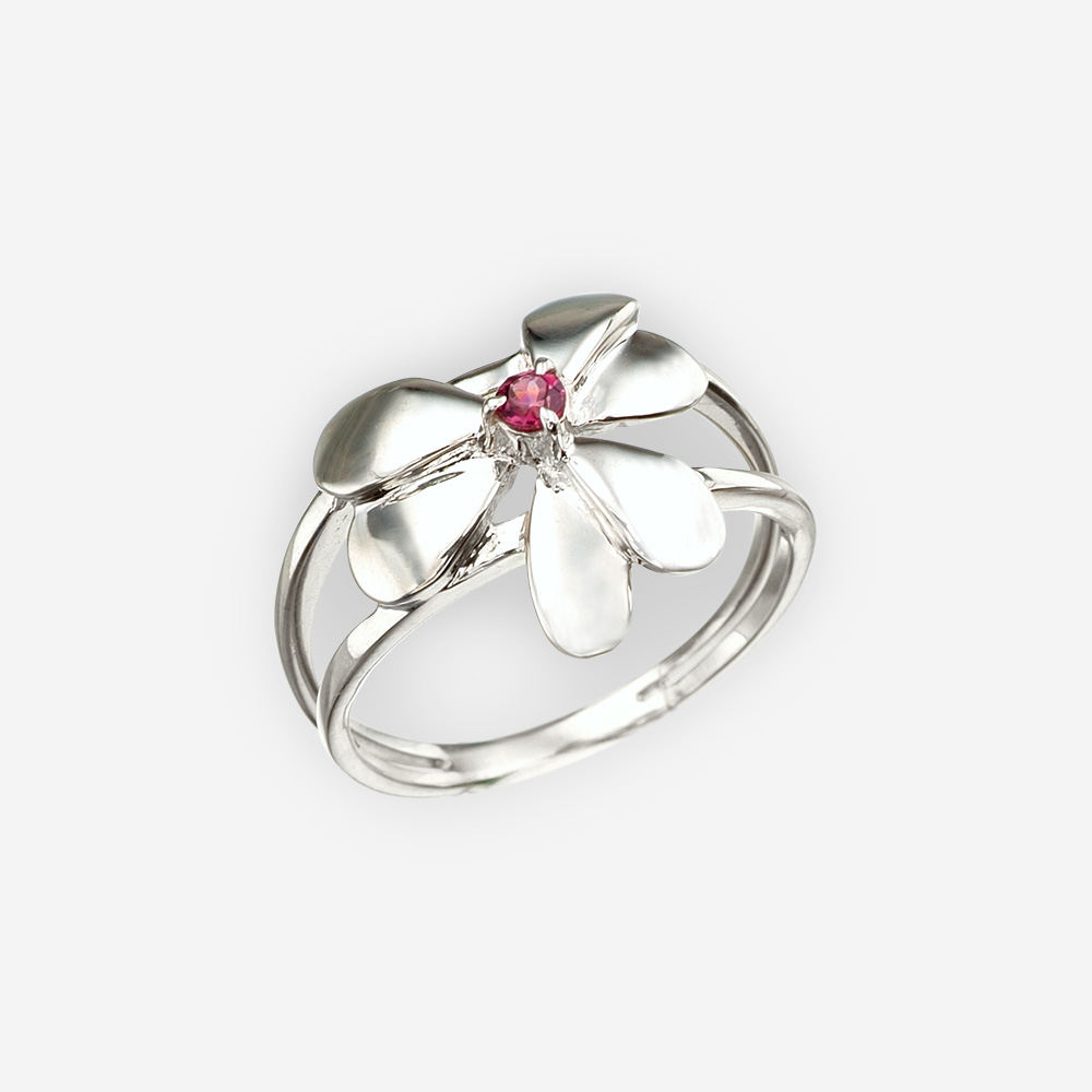 Anillo de flores con granate hecho de plata con un alto acabado pulido.