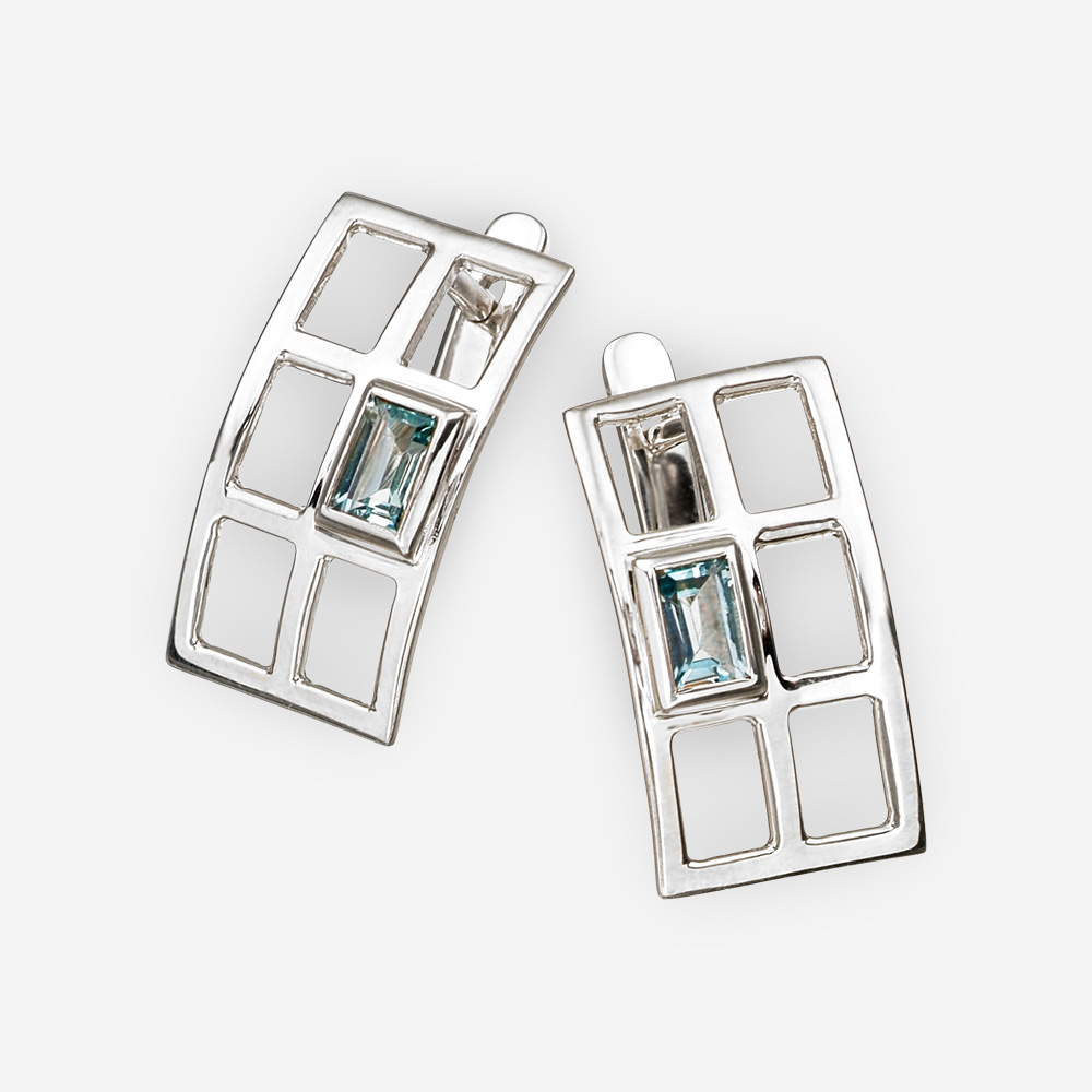 Aretes rectangulares de plata en forma de rejilla con topacio azul y cierre de seguridad.