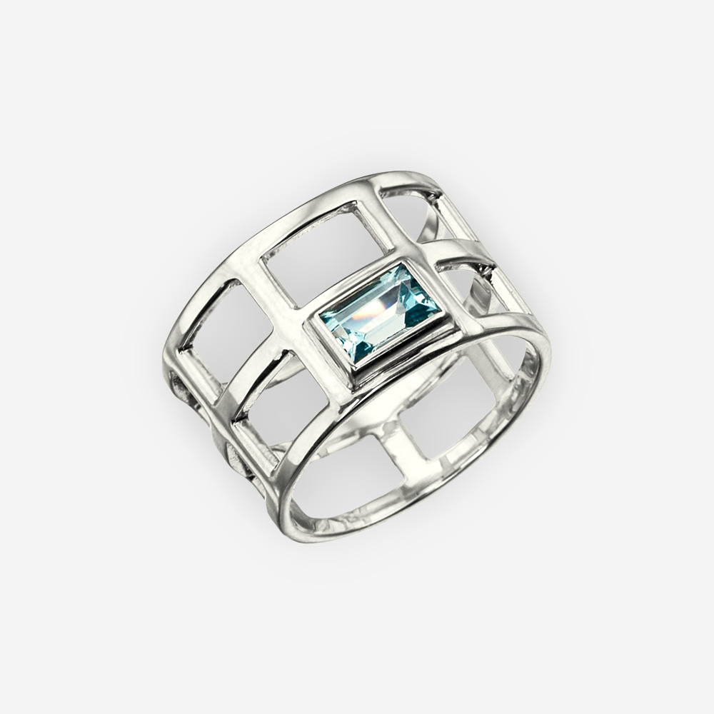 Anillo de malla de plata con una piedra preciosa de topacio azul rectangular.