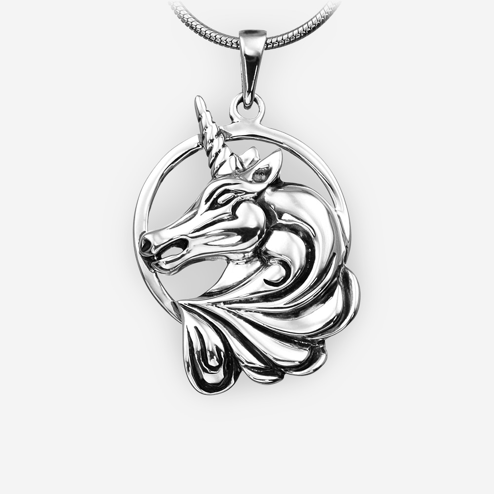 Pendiente unicornio de plata con acabado oxidado.