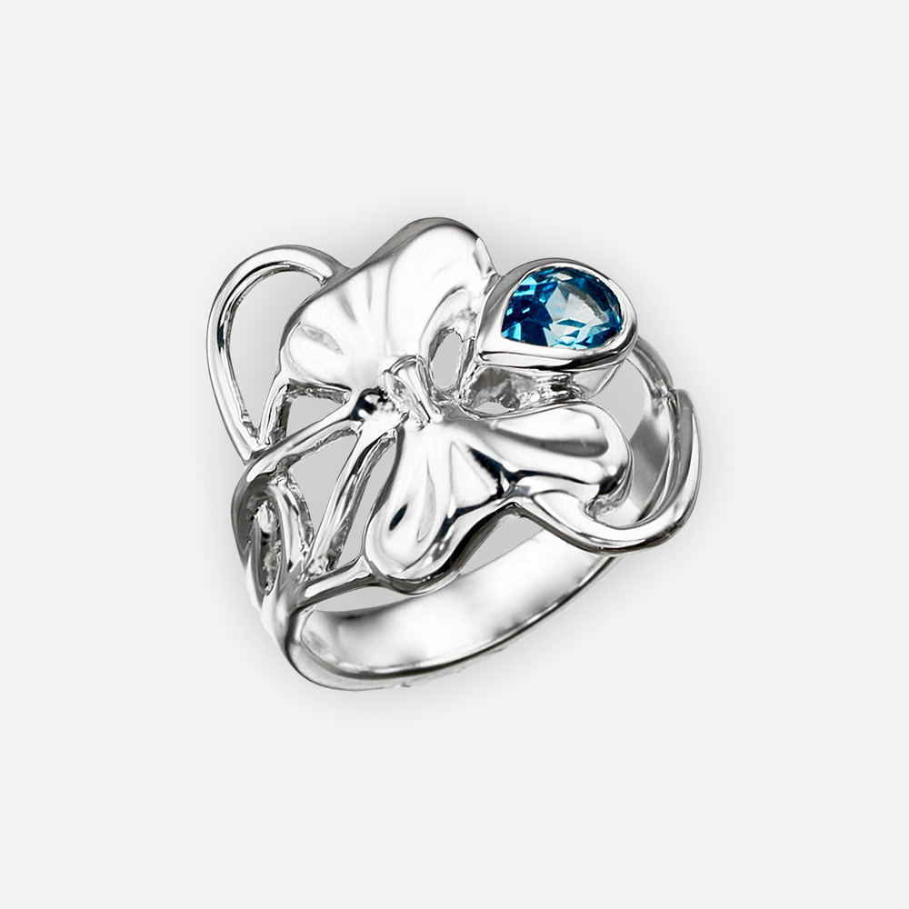 Anillo violeta de plata fina con una piedra preciosa de topacio azul facetado.