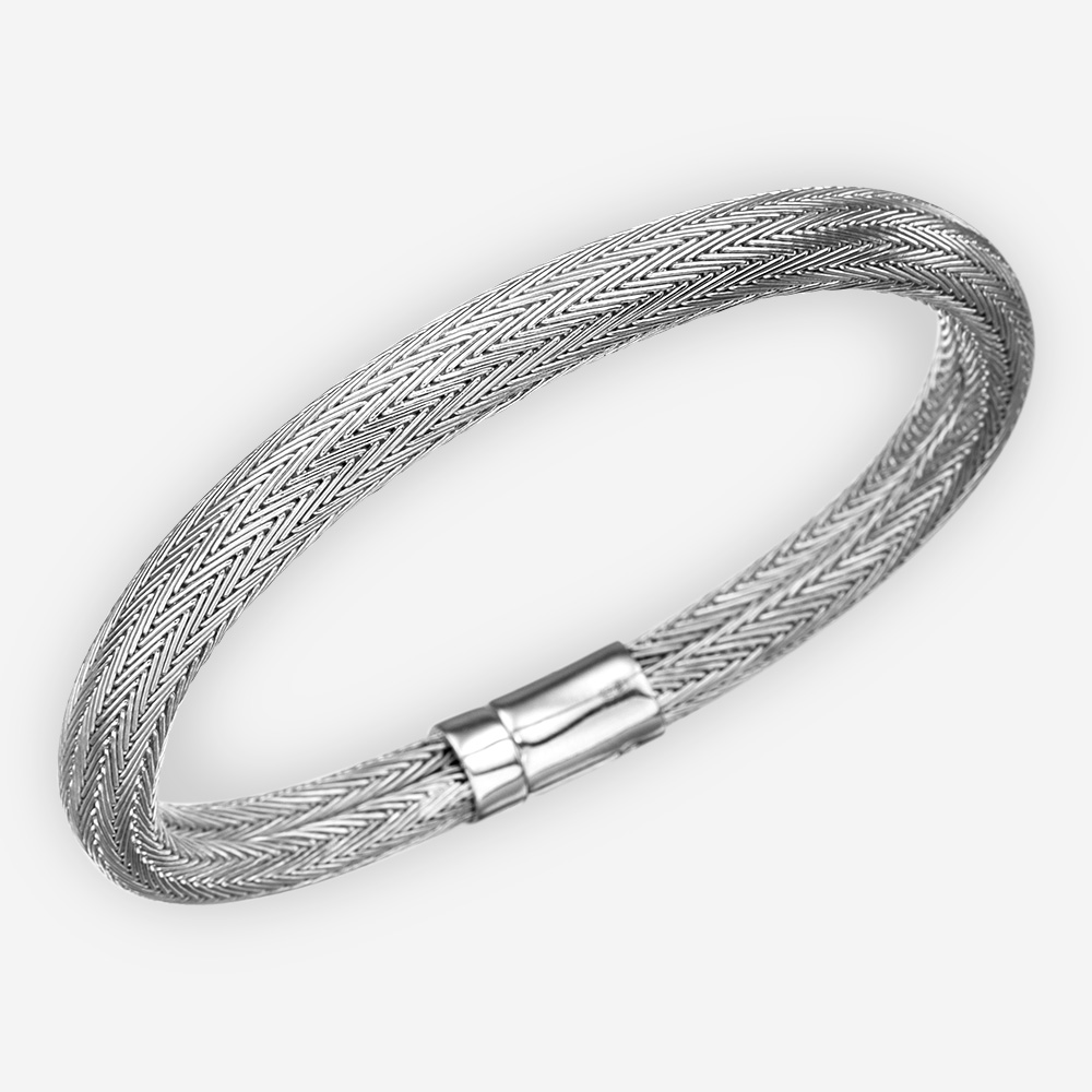 Brazalete de plata fina con diseño de espina de pez tejida.